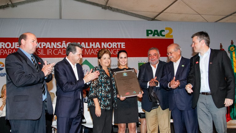 Presidenta Dilma Rousseff descerra placa de inauguração do Projeto Expansão Malha Norte, durante a cerimônia de inauguração do Projeto Expansão Malha Norte – conclusão da Ferronorte e início da operação do Complexo Intermodal de Rondonópolis. Rondonópolis - MT, 19/09/2013