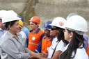 Presidenta Dilma Rousseff posa para foto com trabalhadores do canteiro de obras da ferrovia Norte-Sul, nos municípios de Anápolis e Goianira. Anápolis - GO, 15/03/2012