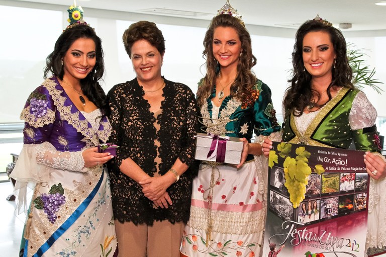 Presidenta Dilma Rousseff recebe a rainha e as princesas da Festa da da Uva 2012, no Palácio do Planalto. Brasília - DF,19/12/2011