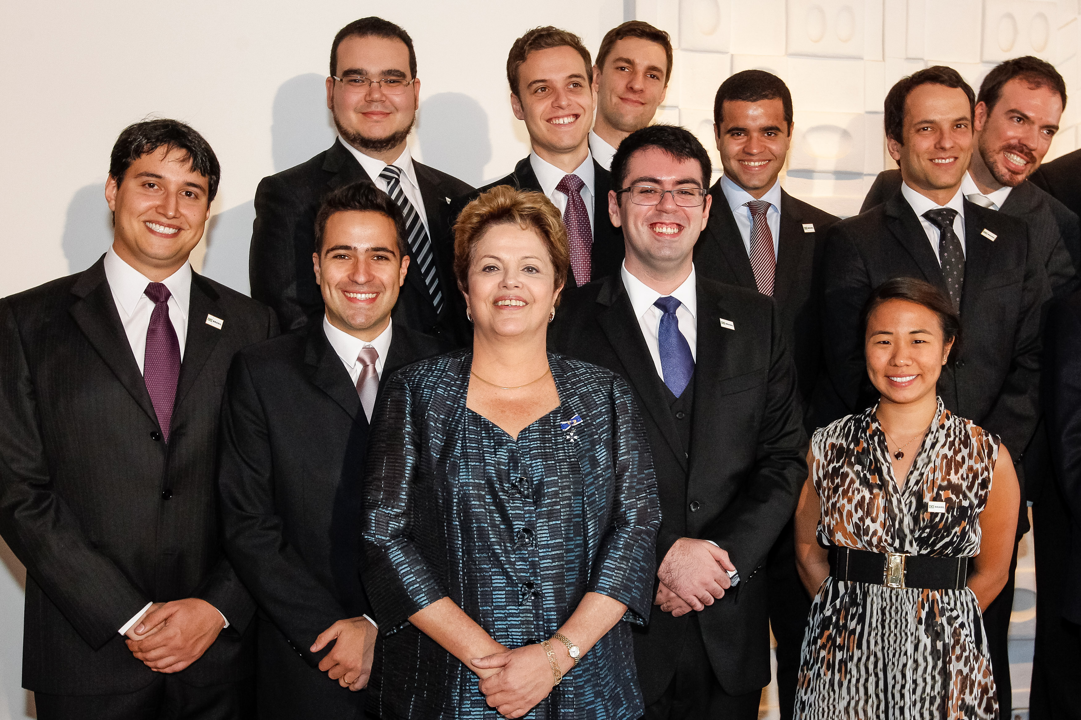 Presidenta Dilma Rousseff posa para foto oficial com formandos durante cerimônia de formatura da turma 2011/2013 do Instituto Rio Branco. Brasília - DF, 17/06/2013 