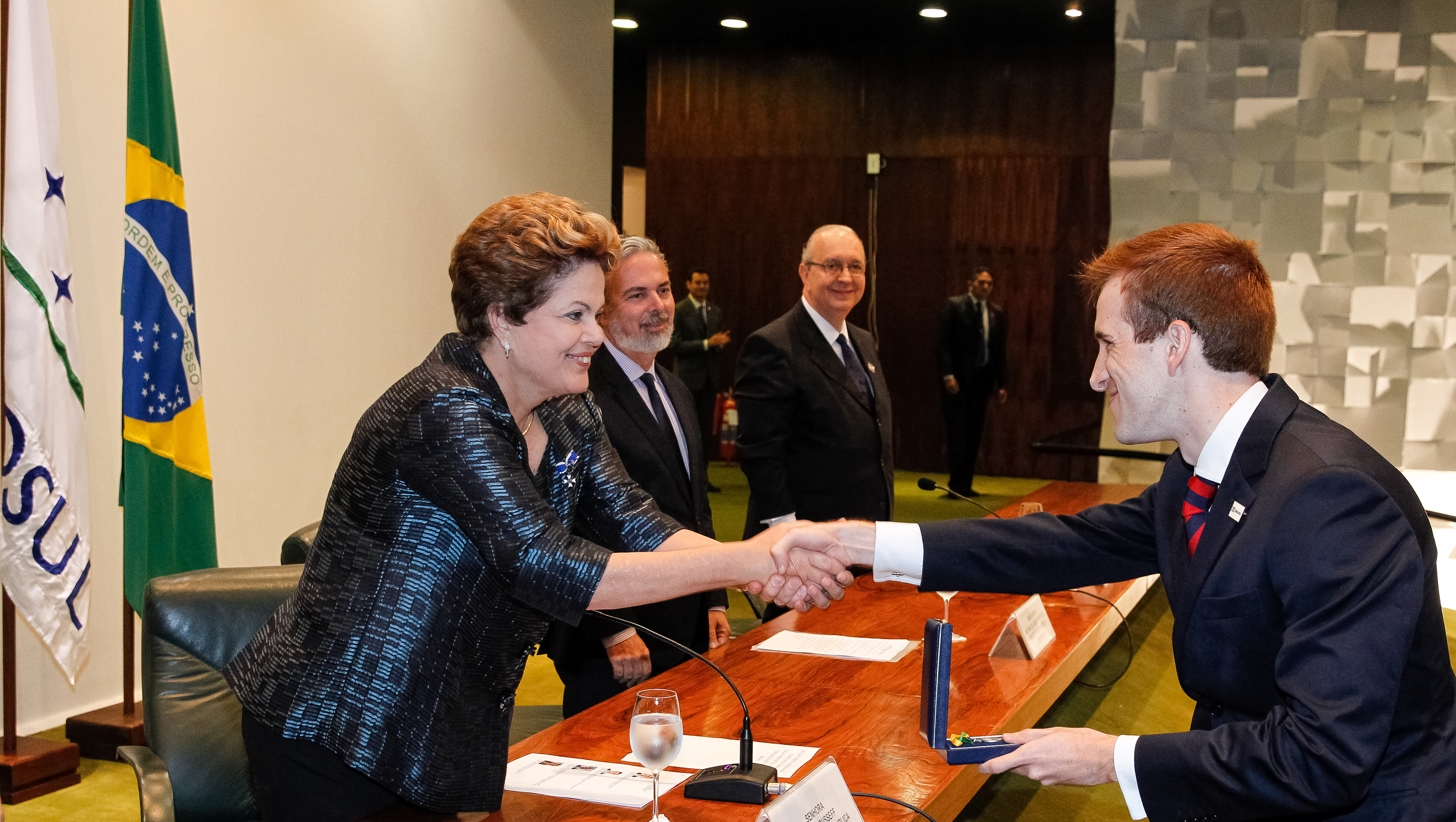 Presidenta Dilma Rousseff cumprimenta o diplomata Bruno Pereira Rezende durante cerimônia de formatura da turma 2011/2013 do Instituto Rio Branco e de Condecoração da Ordem de Rio Branco. Brasília - DF, 17/06/2013
