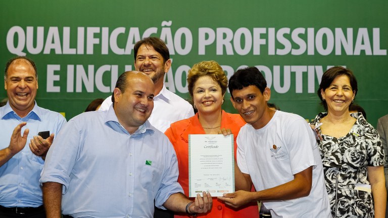 Presidenta Dilma Rousseff entrega diploma do curso de montador de painéis elétricos do Senai ao senhor Luiz Gustavo Albano da Costa durante cerimônia de formatura de 2.400 alunos do Pronatec/BSM. Fortaleza-CE, 18/07/2013