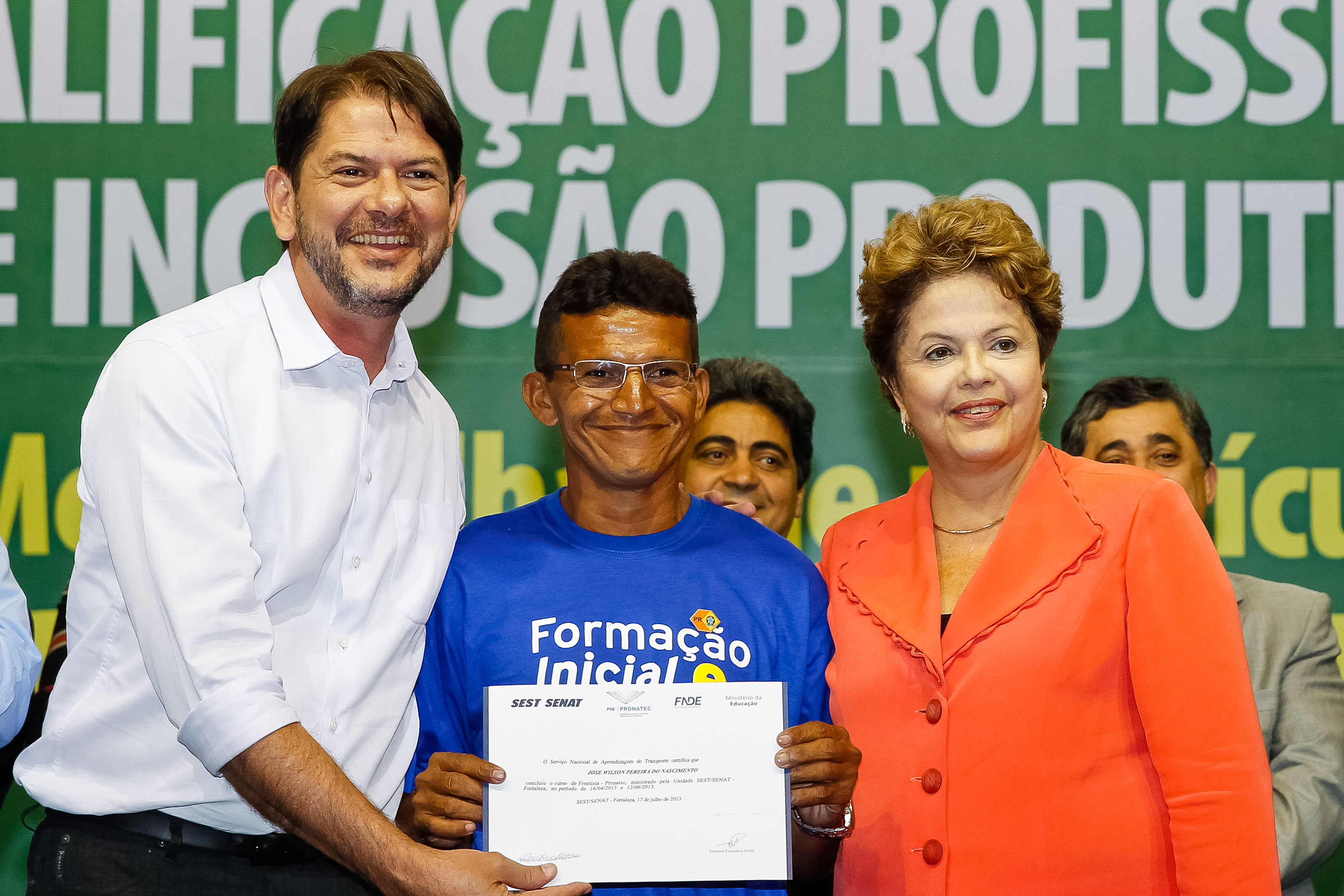 Presidenta Dilma Rousseff entrega diploma do curso de frentista do Senat ao senhor José Wilson Pereira do Nascimento durante cerimônia de formatura de 2.400 alunos do Pronatec/BSM. Fortaleza-CE, 18/07/2013