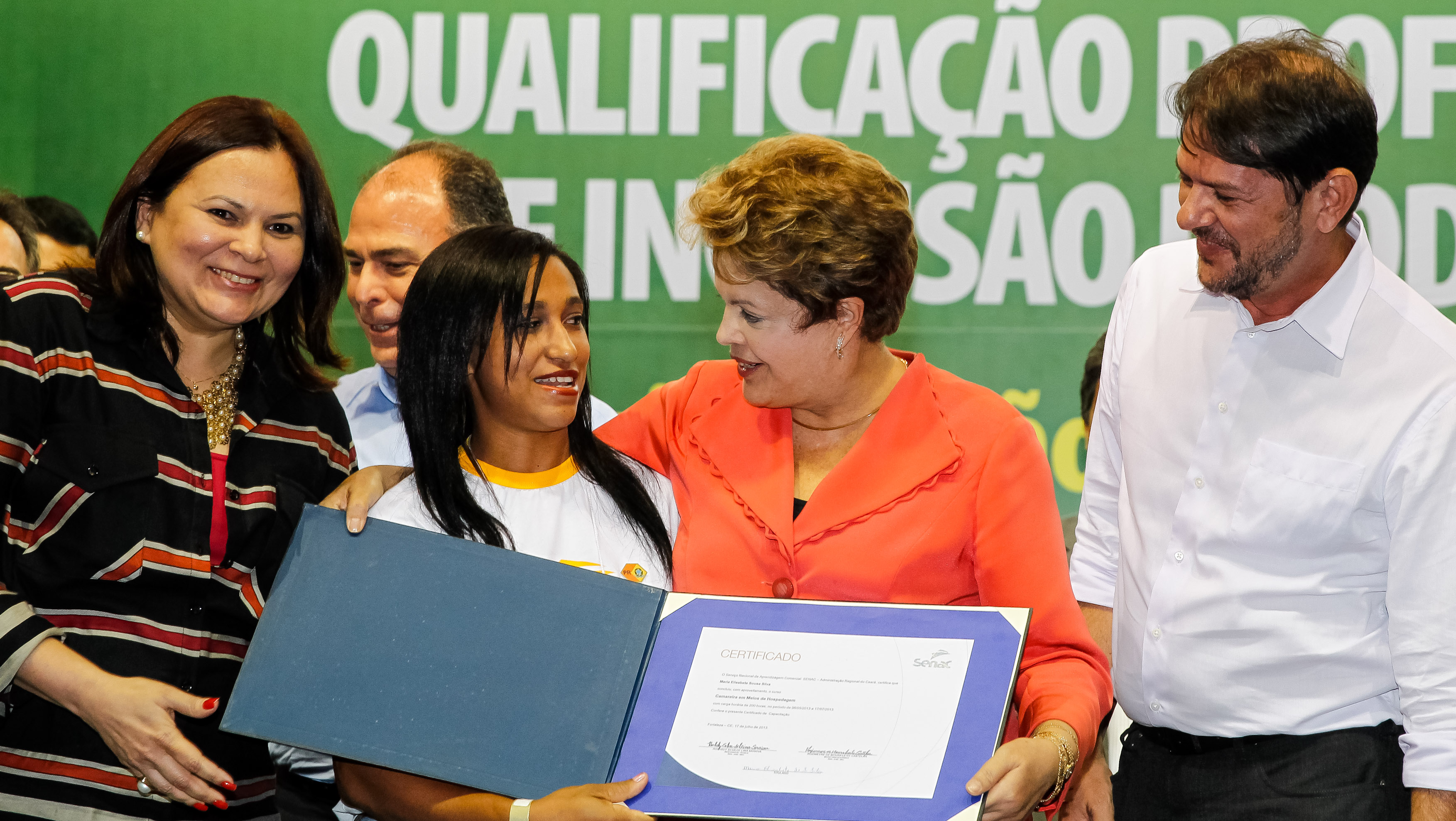 Presidenta Dilma Rousseff entrega diploma do curso de camareira e meios de hospedagem do Senac a senhora Maria Elizabete Sousa Silva durante cerimônia de formatura de 2.400 alunos do Pronatec/BSM. Fortaleza - CE, 18/07/2013