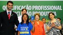  Presidenta Dilma Rousseff durante assinatura da carteira de trabalho da senhora Antônia Jaques da Silva por ocasião da  cerimônia de formatura de 2.400 alunos do Pronatec/BSM. Fortaleza-CE, 18/07/2013