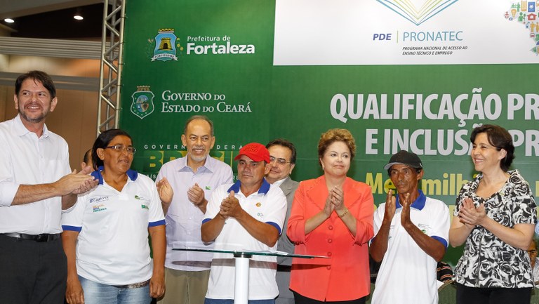 Presidenta Dilma Rousseff durante assinatura do termo de adesão ao Programa de Fomento as Atividades Produtivas Rurais no Estado do Ceará durante cerimônia de formatura de 2.400 alunos do Pronatec/BSM. Fortaleza - CE, 18/07/2013