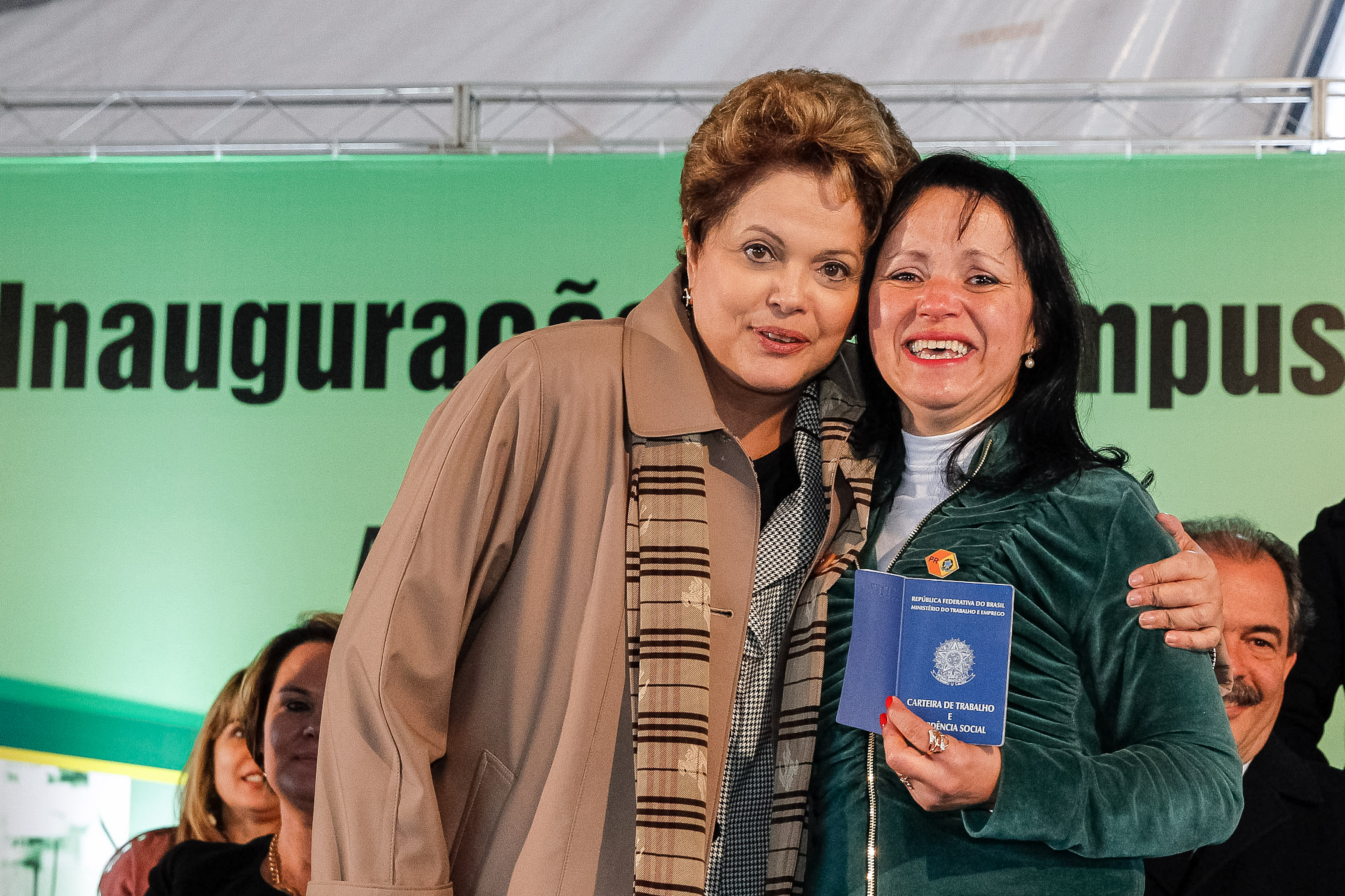 Presidenta Dilma Rousseff posa para foto com a  Senhora Maria Elisabete da Cruz, formanda do Programa Nacional de Acesso ao Ensino Técnico e Emprego (PRONATEC). Osório - RS, 09/08/2013