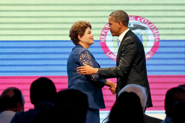 Presidenta Dilma Rousseff cumprimenta o Presidente dos Estados Unidos da América, Barack Obama, durante o Fórum CEO das Américas. Cartagena-Colômbia, 14/04/2012