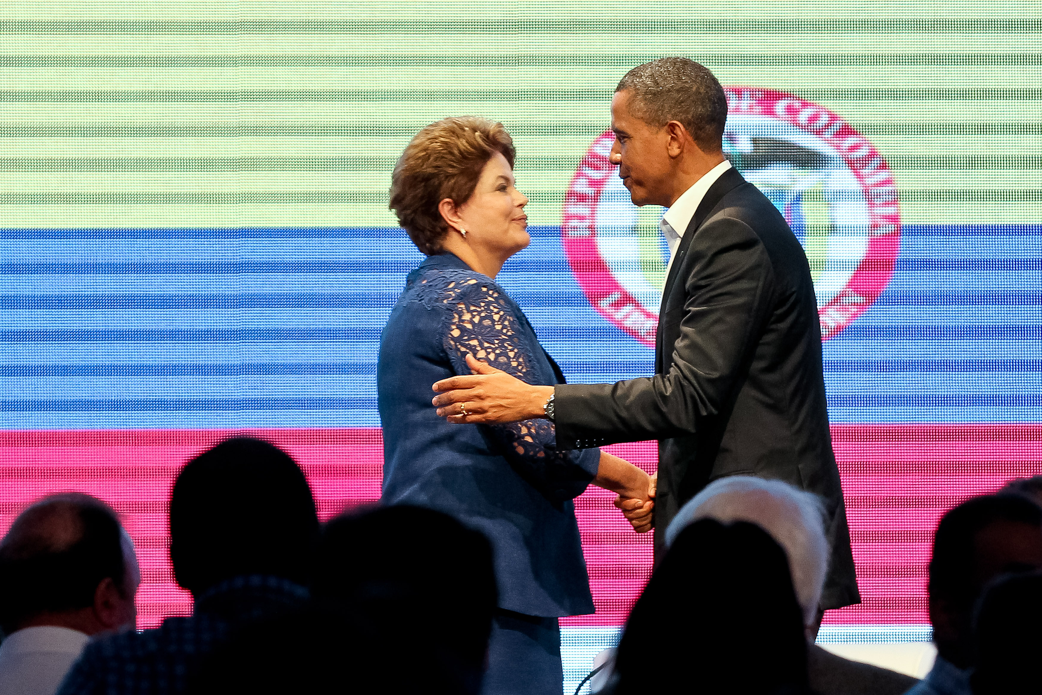 Presidenta Dilma Rousseff cumprimenta o Presidente dos Estados Unidos da América, Barack Obama, durante o Fórum CEO das Américas. Cartagena-Colômbia, 14/04/2012