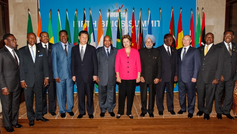 Presidenta Dilma Rousseff, posa para foto ao lado de chefes de estado e de governo do BRICS e paises da África, durante fórum de diálogo. Durban - África do Sul  27/03/2013