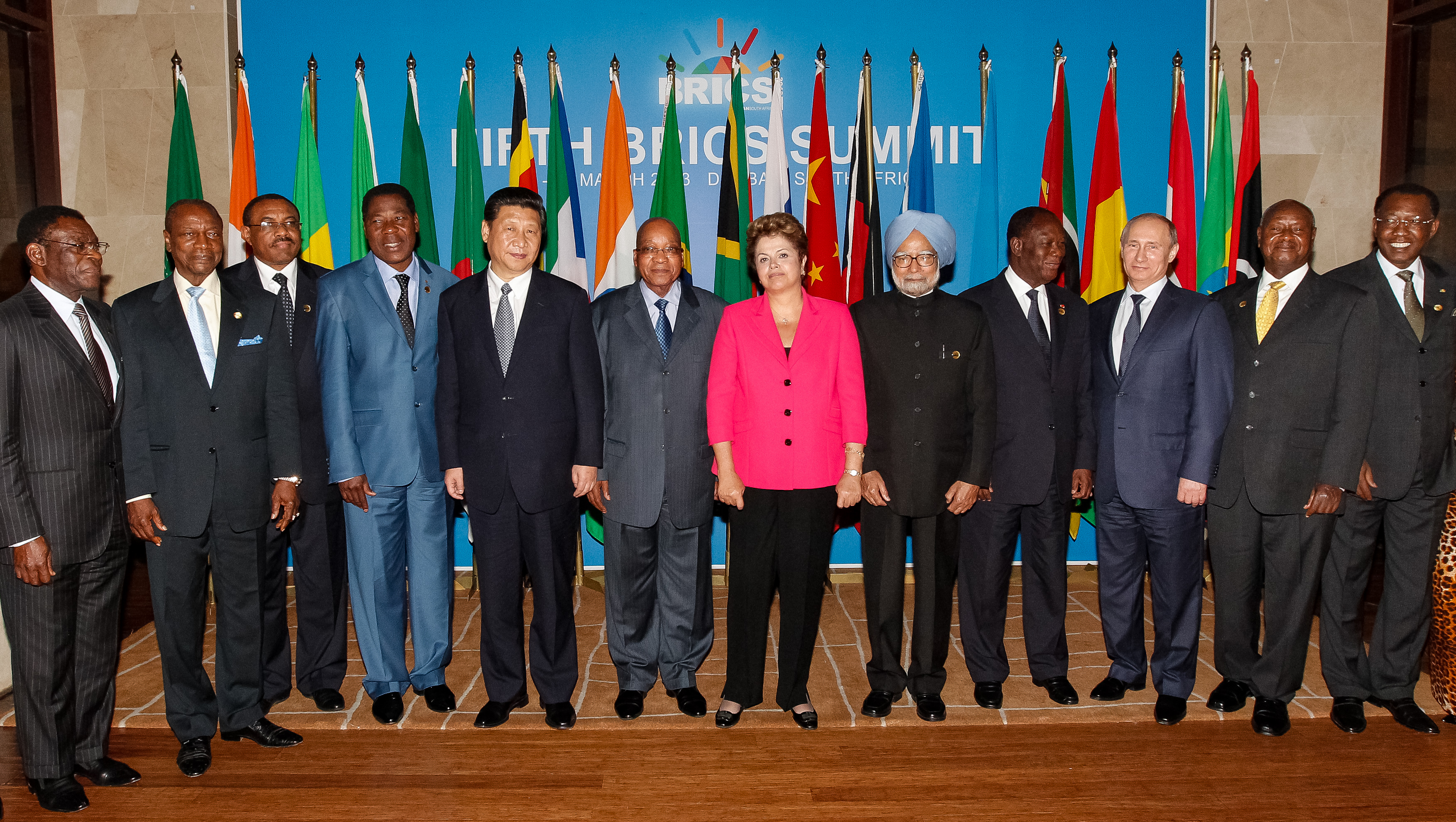 Presidenta Dilma Rousseff, posa para foto ao lado de chefes de estado e de governo do BRICS e paises da África, durante fórum de diálogo. Durban - África do Sul  27/03/2013