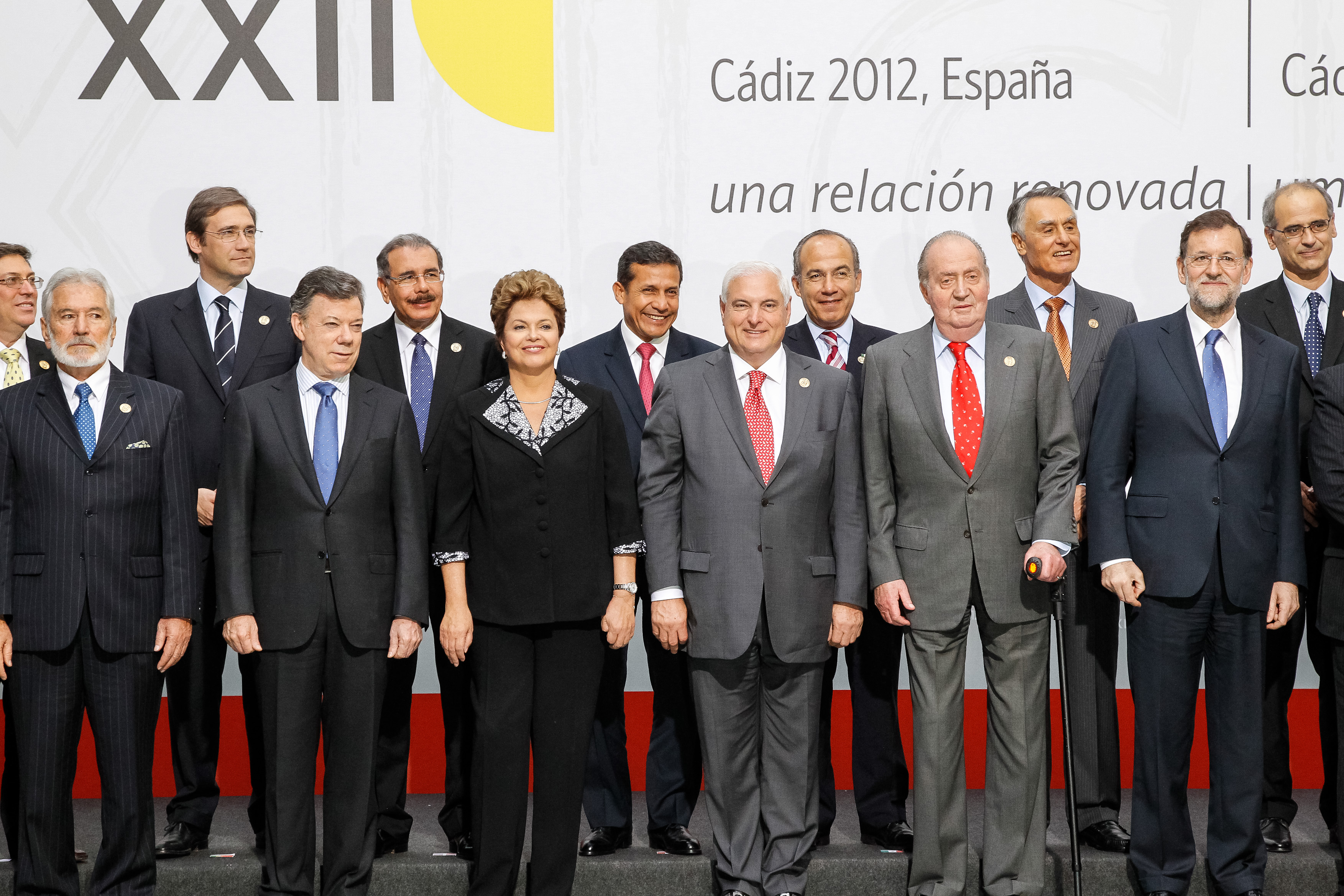 Presidenta Dilma Rousseff durante fotografia oficial na XXII cúpula Ibero-Americana. Cádiz - Espanha, 17/11/2012