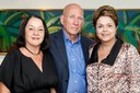 Presidenta Dilma Rousseff posa para foto com o fotógrafo Sebastião Salgado e sua esposa, senhora Lélia Wanick Salgado, durante encontro no Palácio do Planalto. Brasília - DF, 26/12/2012