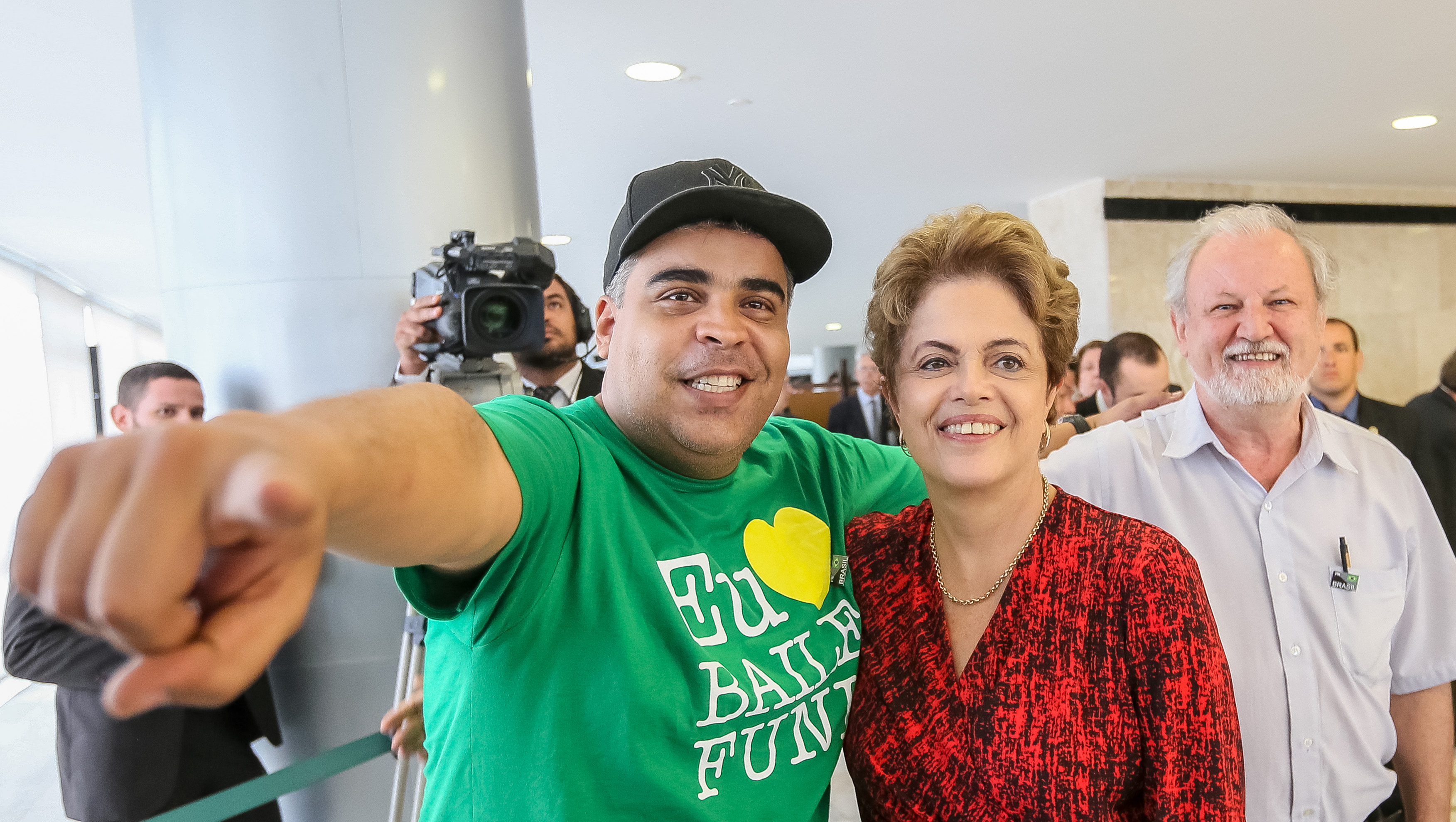 Presidenta Dilma Rousseff cumprimenta o MC Leonardo durante audiência com Frente Brasil Popular no Palácio do Planalto. Brasília-DF, 17/12/2015