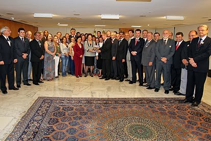 Presidenta Dilma Rousseff posa para foto com a diretoria eleita da Frente Nacional de Prefeitos - biênio 2011/2012. Brasília-DF, 05/04/2011 