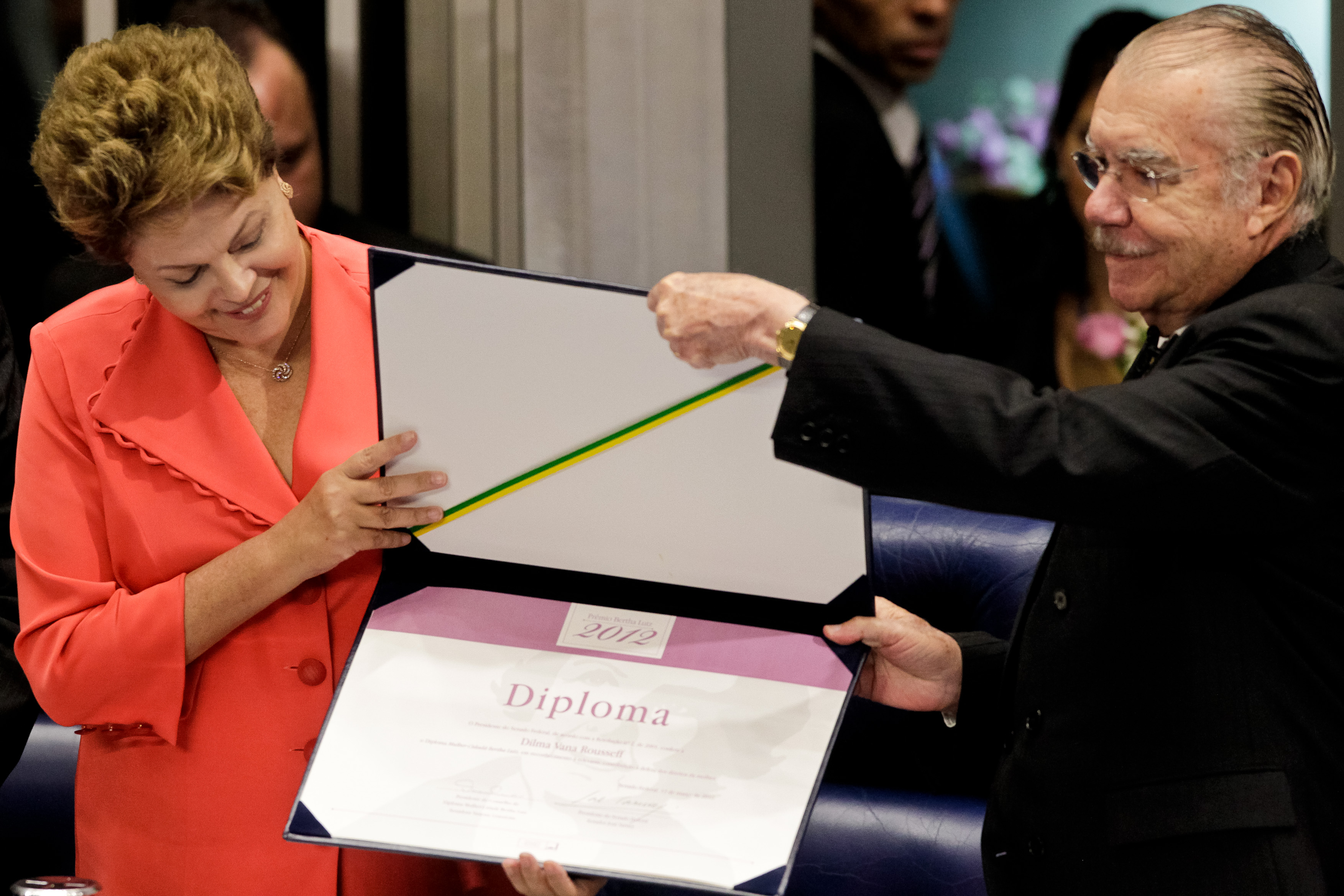 Presidenta Dilma Rousseff recebe diploma do Senador José Sarney durante Sessão Solene do Congresso Nacional em homenagem ao Dia Internacional da Mulher e entrega do Prêmio Diploma Mulher-Cidadã Bertha Lutz. Brasília - DF, 13/03/2012