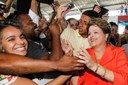 Presidenta Dilma Rousseff cumprimenta convidados após cerimônia de anúncio de investimentos para implantação da Linha 3 do Sistema Metropolitano do Rio de Janeiro - PAC 2 Mobilidade Urbana, em São Gonçalo. São Gonçalo - RJ, 11/09/2013