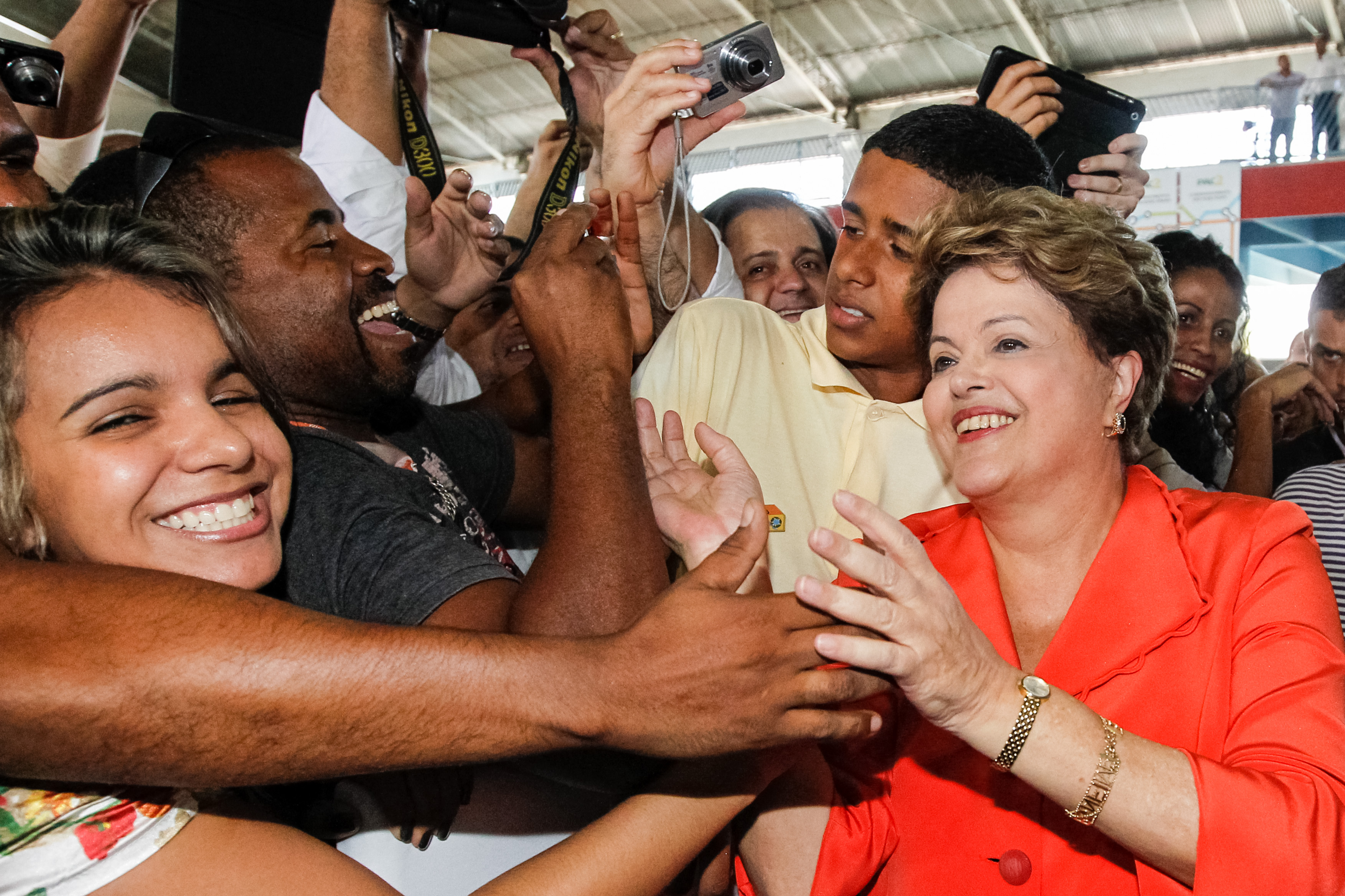 Presidenta Dilma Rousseff cumprimenta convidados após cerimônia de anúncio de investimentos para implantação da Linha 3 do Sistema Metropolitano do Rio de Janeiro - PAC 2 Mobilidade Urbana, em São Gonçalo. São Gonçalo - RJ, 11/09/2013