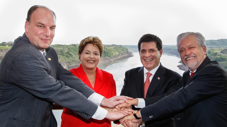 Presidenta Dilma Rousseff e o Presidente da República do Paraguai, Horacio Cartes, na cerimônia de Inauguração Conjunta da linha de 500 KV entre Villa Hayes e a Subestação de energia da margem direita de Itaipu Binacional. Foz do Iguaçu - PR, 29/10/2013 Presidenta Dilma Rousseff e o Presidente da República do Paraguai, Horacio Cartes, na cerimônia de Inauguração Conjunta da linha de 500 KV entre Villa Hayes e a Subestação de energia da margem direita de Itaipu Binacional. Foz do Iguaçu - PR, 29/10/2013