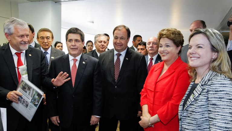 Presidenta Dilma Rousseff e o Presidente da República do Paraguai, Horacio Cartes, na cerimônia de Inauguração Conjunta da linha de 500 KV entre Villa Hayes e a Subestação de energia da margem direita de Itaipu Binacional. Foz do Iguaçu - PR, 29/10/2013 Presidenta Dilma Rousseff e o Presidente da República do Paraguai, Horacio Cartes, na cerimônia de Inauguração Conjunta da linha de 500 KV entre Villa Hayes e a Subestação de energia da margem direita de Itaipu Binacional. Foz do Iguaçu - PR, 29/10/2013