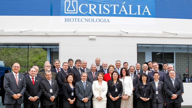 Presidenta Dilma Rousseff posa para foto com diretores e colaboradores durante cerimônia de inauguração da nova fábrica de biotecnologia e de citotásticos e ampliação da farmoquímica do Complexo Industrial Cristália. Itapira - SP, 13/08/2013