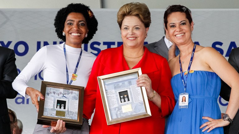 Presidenta Dilma Rousseff recebe das pesquisadoras Milena Oliveira e Valéria de Carvalho quadro de amostras de produtos biotecnológicos produzidos pelo Cristália, durante cerimônia de inauguração da nova fábrica de biotecnologia e de citotásticos e ampliação da farmoquímica do Complexo Industrial Cristália. Itapira - SP, 13/08/2013
