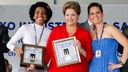 Presidenta Dilma Rousseff recebe das pesquisadoras Milena Oliveira e Valéria de Carvalho quadro de amostras de produtos biotecnológicos produzidos pelo Cristália, durante cerimônia de inauguração da nova fábrica de biotecnologia e de citotásticos e ampliação da farmoquímica do Complexo Industrial Cristália. Itapira - SP, 13/08/2013