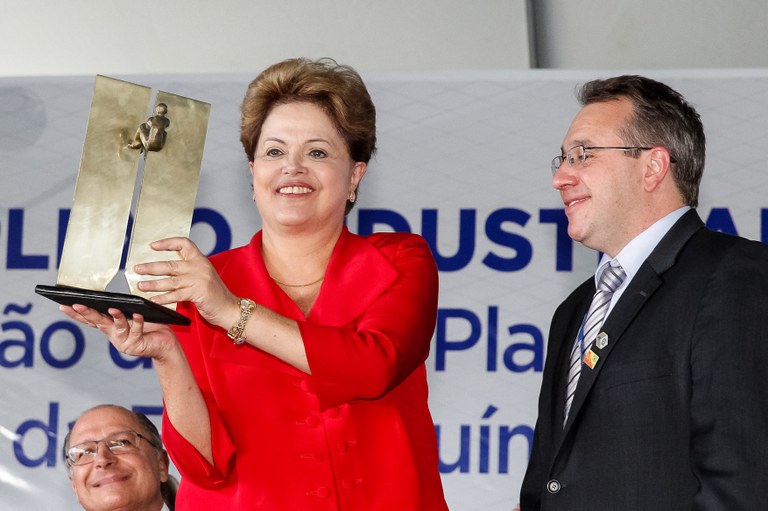 Presidenta Dilma Rousseff recebe do senhor Marcos Alegria escultura em bronze, durante cerimônia de inauguração da nova fábrica de biotecnologia e de citotásticos e ampliação da farmoquímica do Complexo Industrial Cristália. Itapira - SP, 13/08/2013