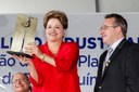 Presidenta Dilma Rousseff recebe do senhor Marcos Alegria escultura em bronze, durante cerimônia de inauguração da nova fábrica de biotecnologia e de citotásticos e ampliação da farmoquímica do Complexo Industrial Cristália. Itapira - SP, 13/08/2013