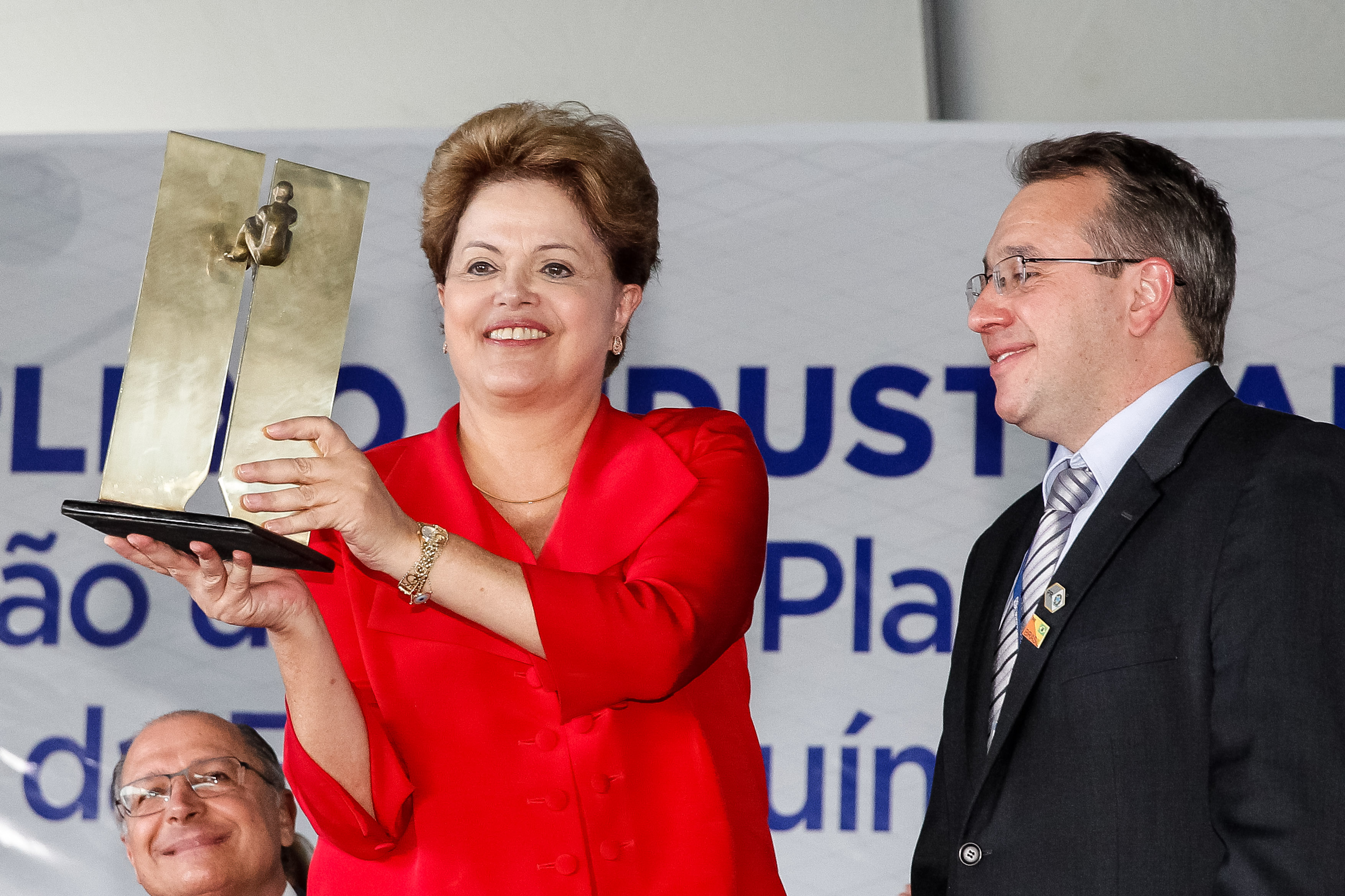 Presidenta Dilma Rousseff recebe do senhor Marcos Alegria escultura em bronze, durante cerimônia de inauguração da nova fábrica de biotecnologia e de citotásticos e ampliação da farmoquímica do Complexo Industrial Cristália. Itapira - SP, 13/08/2013