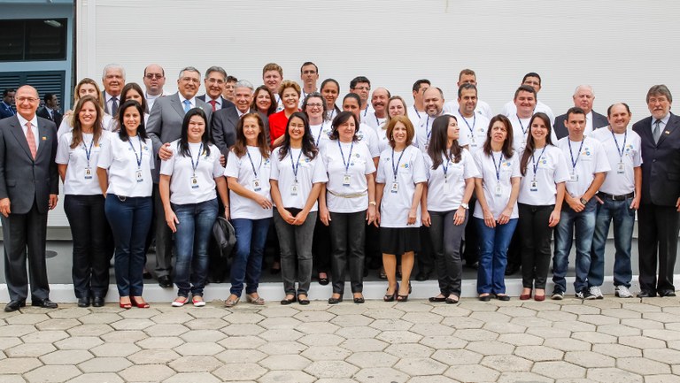 Presidenta Dilma Rousseff posa para foto com trabalhadores durante cerimônia de inauguração da nova fábrica de biotecnologia e de citotásticos e ampliação da farmoquímica do Complexo Industrial Cristália. Itapira - SP, 13/08/2013