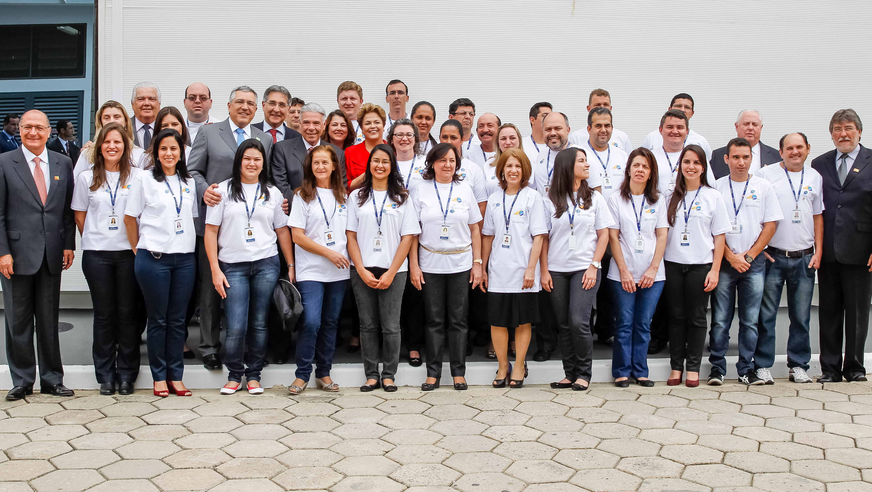 Presidenta Dilma Rousseff posa para foto com trabalhadores durante cerimônia de inauguração da nova fábrica de biotecnologia e de citotásticos e ampliação da farmoquímica do Complexo Industrial Cristália. Itapira - SP, 13/08/2013