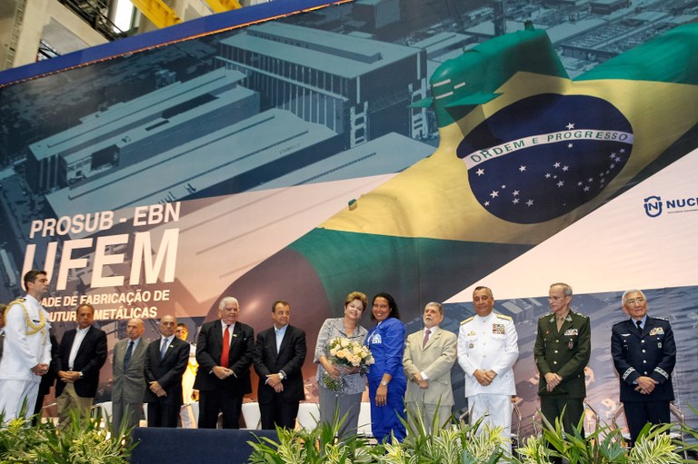 Presidenta Dilma Rousseff recebe flores da senhora Alcinéia Nunes durante cerimônia de inauguração da Unidade de Fabricação de Estruturas Metálicas - UFEM. Itaguaí - RJ, 01/03/2013