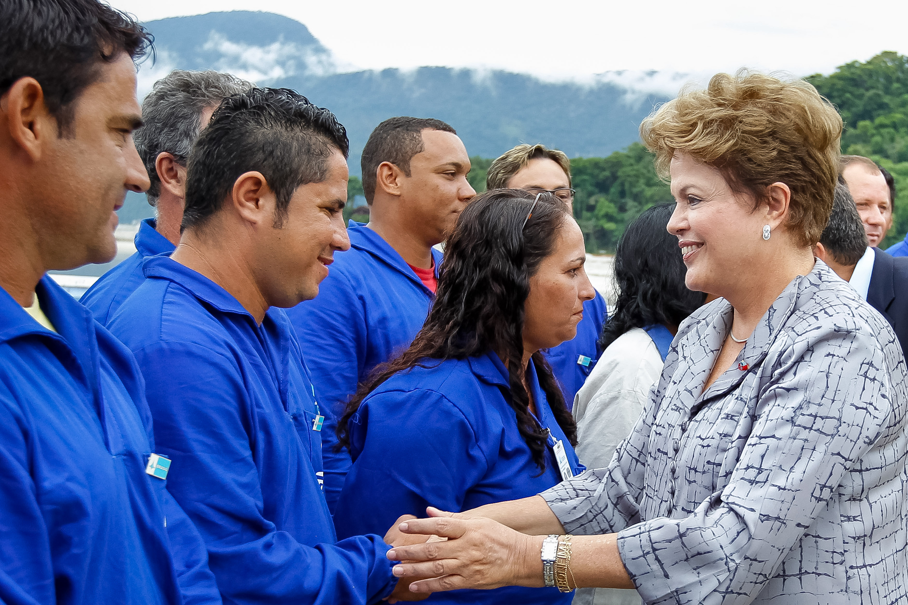  Presidenta Dilma Rousseff cumprimenta trabalhadores durante cerimônia de inauguração da Unidade de Fabricação de Estruturas Metálicas - UFEM.  Itaguaí - RJ, 01/03/2013