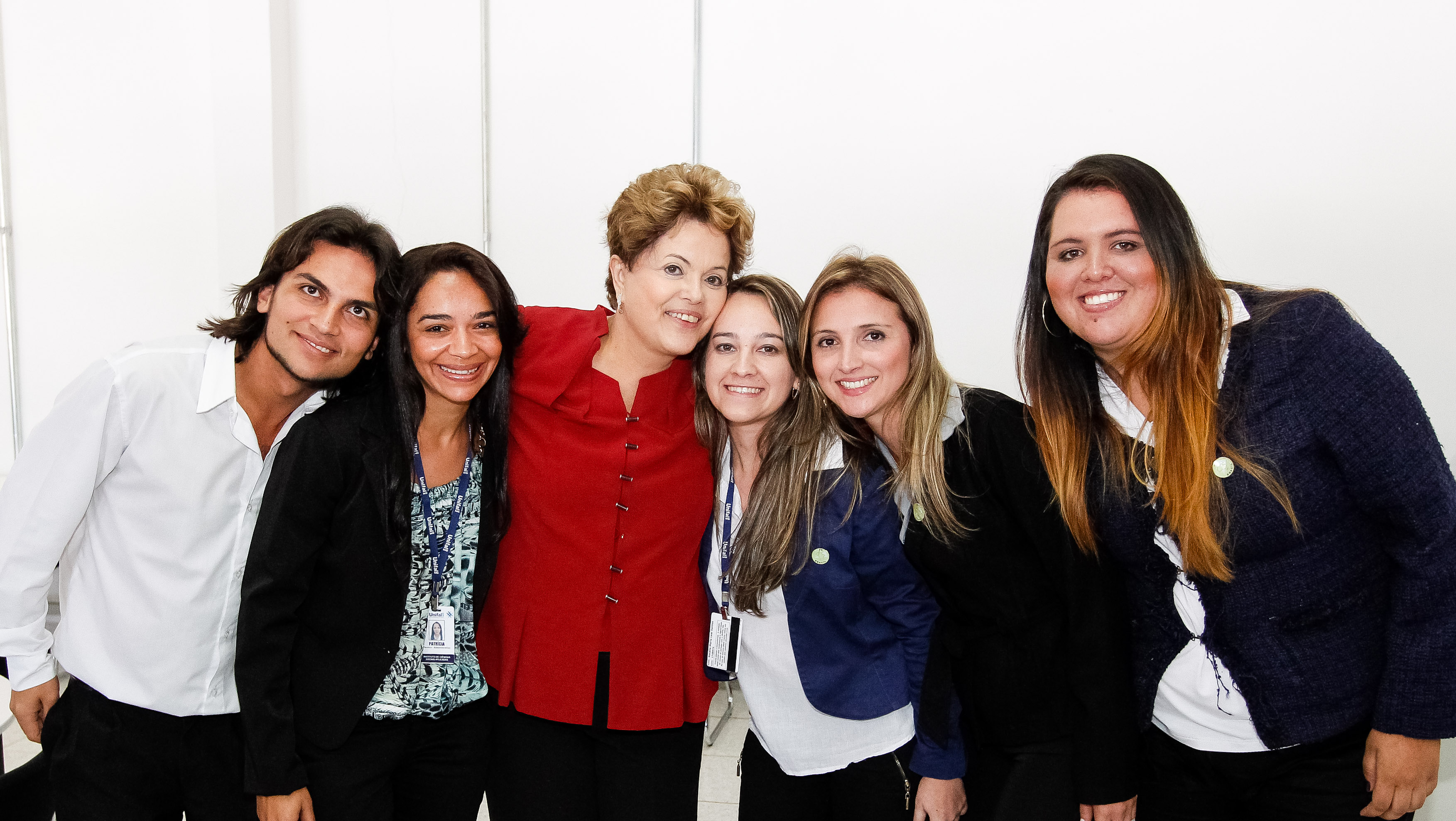 Presidenta Dilma Rousseff posa para foto com alunos e funcionários durante visita ao campus avançado da Universidade Federal de Alfenas - Unifal em Varginha. Varginha - MG, 07/08/2013