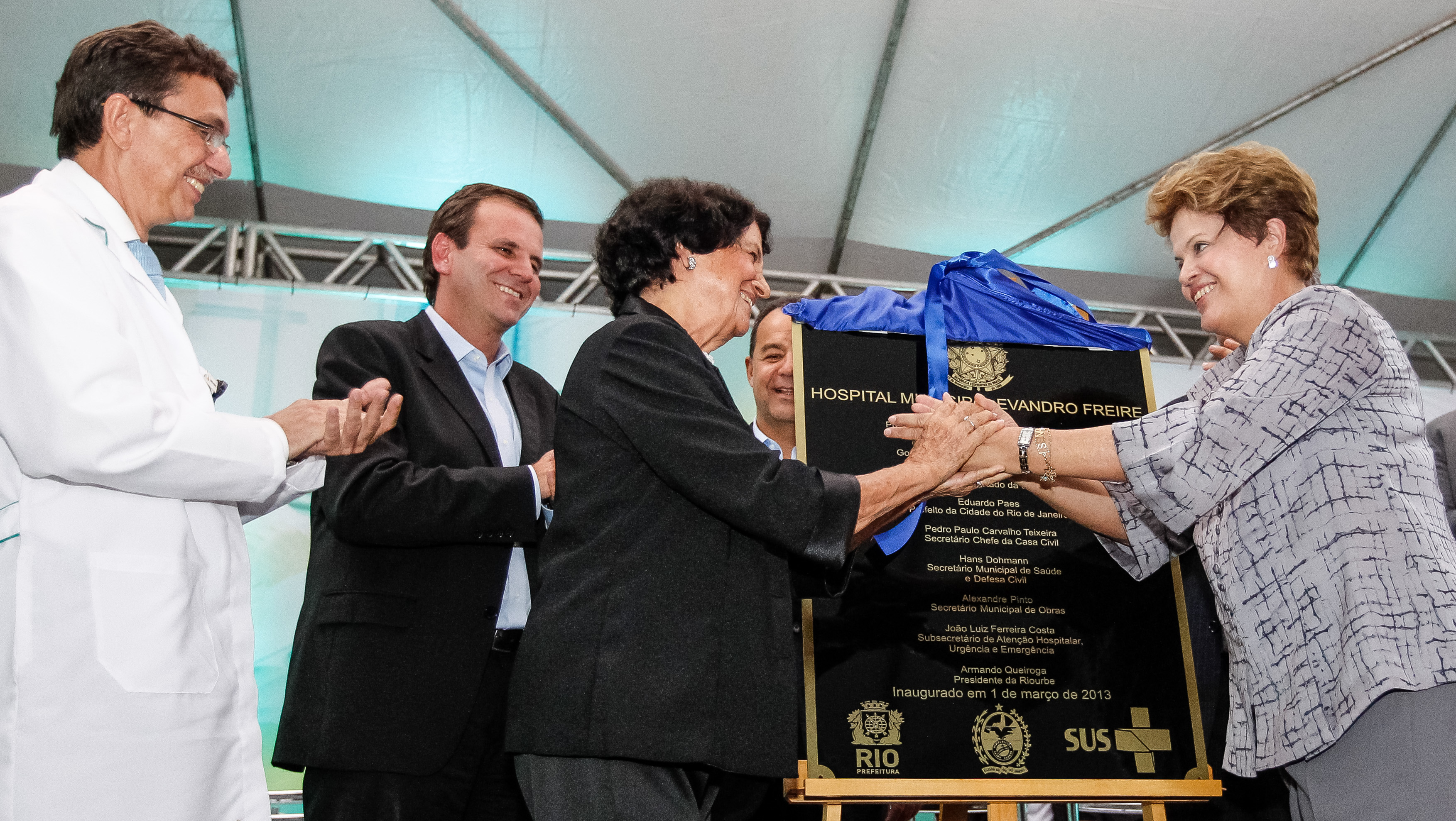 Presidenta Dilma Rousseff cumprimenta dona Maria Regina Freire durante inauguração do Hospital Municipal Evandro Freire. Ilha do Governador - RJ, 01/03/2013
