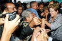 Presidenta Dilma Rousseff cumprimenta populares após cerimônia de inauguração do Hospital Municipal Evandro Freire. Ilha do Governador - RJ, 01/03/2013