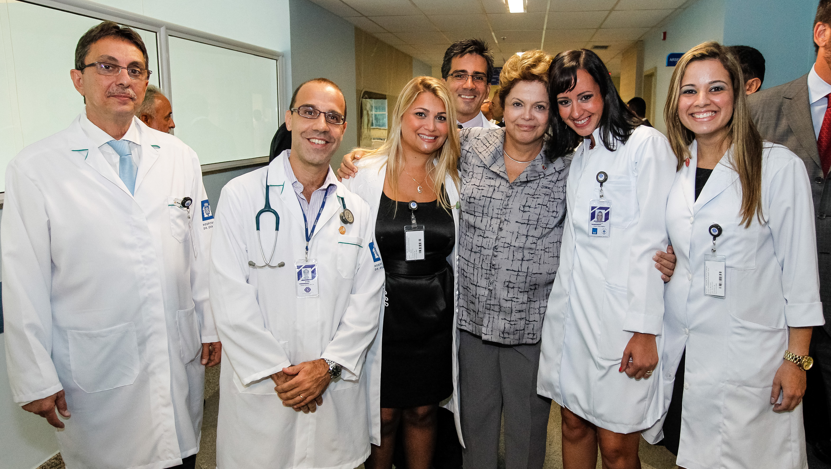  Presidenta Dilma Rousseff posa para foto com funcionários durante inauguração do Hospital Municipal Evandro Freire. Ilha do Governador - RJ, 01/03/2013