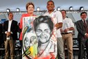 Presidenta Dilma Rousseff recebe presente do artista plástico Wark da Rocinha durante cerimônia de anúncio de investimentos em infraestrutura  urbana e equipamentos sociais nas comunidades da Rocinha e nos complexos do Lins e do Jacarezinho. Rio de Janeiro - RJ, 14/06/2013