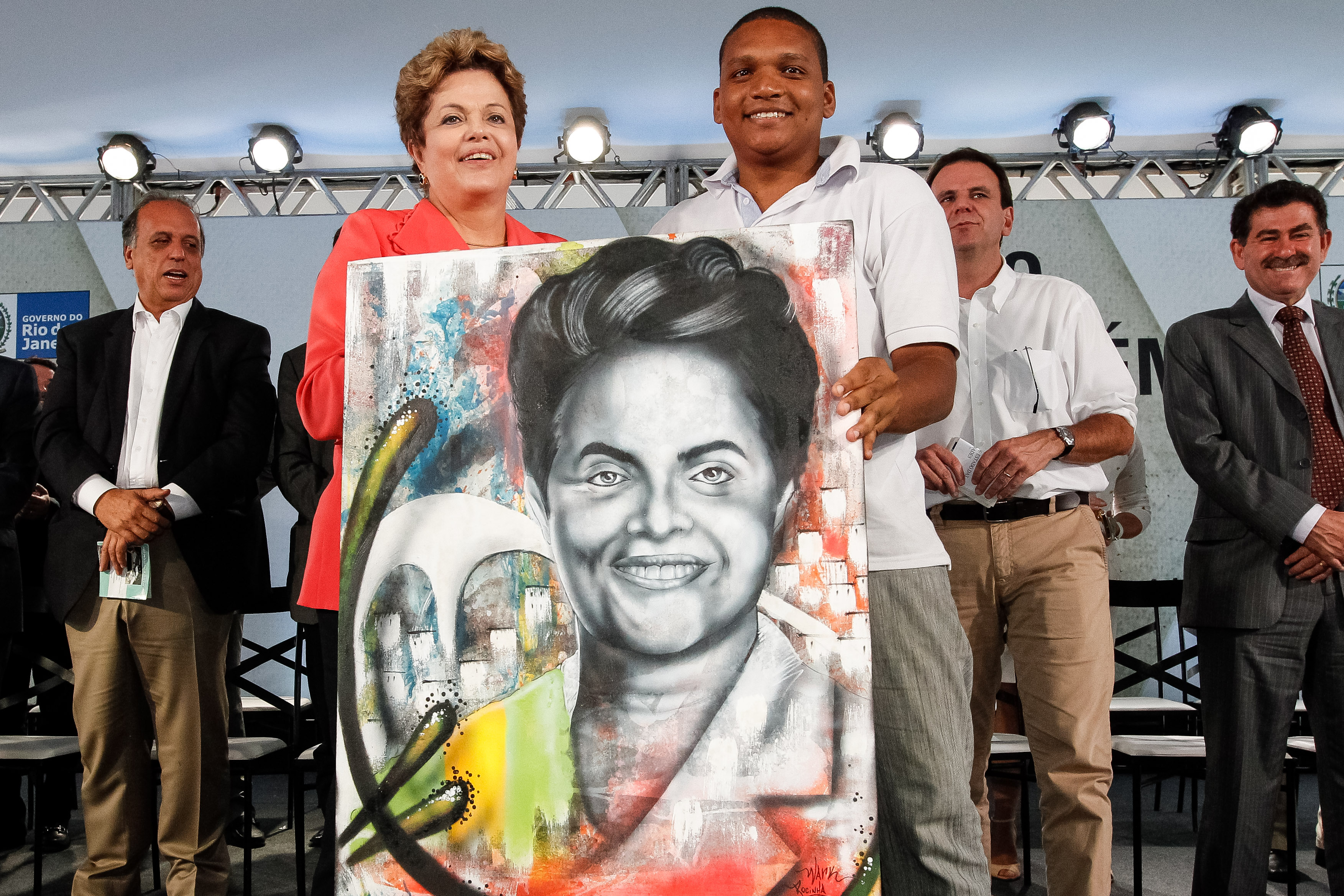 Presidenta Dilma Rousseff recebe presente do artista plástico Wark da Rocinha durante cerimônia de anúncio de investimentos em infraestrutura  urbana e equipamentos sociais nas comunidades da Rocinha e nos complexos do Lins e do Jacarezinho. Rio de Janeiro - RJ, 14/06/2013