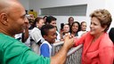 Presidenta Dilma Rousseff cumprimenta alunos e funcionários do Complexo Esportivo da Rocinha durante cerimônia de anúncio de investimentos em infraestrutura  urbana e equipamentos sociais nas comunidades da Rocinha e nos complexos do Lins e do Jacarezinho. Rio de Janeiro - RJ, 14/06/2013