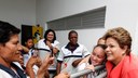 Presidenta Dilma Rousseff cumprimenta alunos e funcionários do Complexo Esportivo da Rocinha durante cerimônia de anúncio de investimentos em infraestrutura  urbana e equipamentos sociais nas comunidades da Rocinha e nos complexos do Lins e do Jacarezinho. Rio de Janeiro - RJ, 14/06/2013