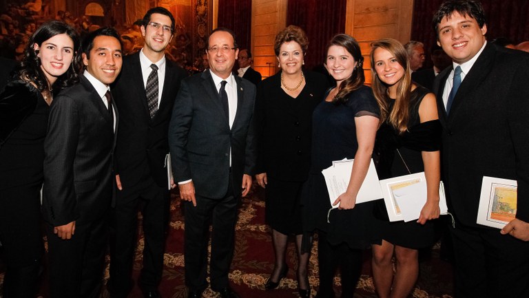 Presidenta Dilma Rousseff e o presidente da República Francesa, Sr. François Hollande, posam para foto com alunos brasileiros do " programa ciências sem fronteiras ".  Paris - FR, 11/12/2012