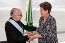  Presidenta Dilma Rousseff condecora o Maestro da Orquestra Sinfônica Simón Bolívar da Venezuela, José Antônio Abreu com a comenda Grã Cruz da Ordem Nacional do Cruzeiro do Sul no Palácio do Planalto. Brasília - DF, 09/04/2013