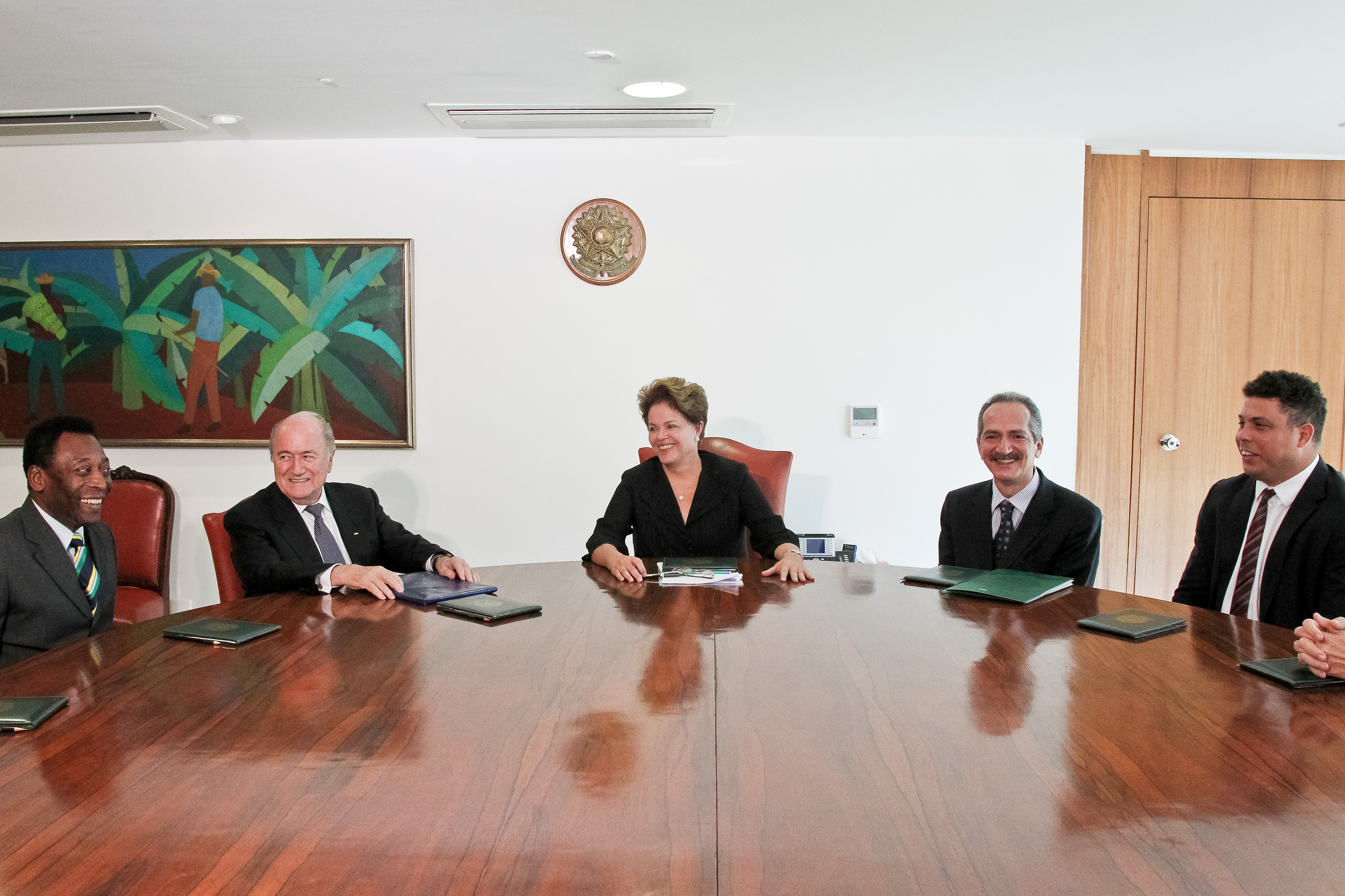 Presidenta Dilma Rousseff e o Ministro do Esporte Aldo Rebelo recebem Joseph Blatter Presidente da Fifa, Pelé e o Ronaldo o fenômeno. Brasília - DF, 16/03/2012