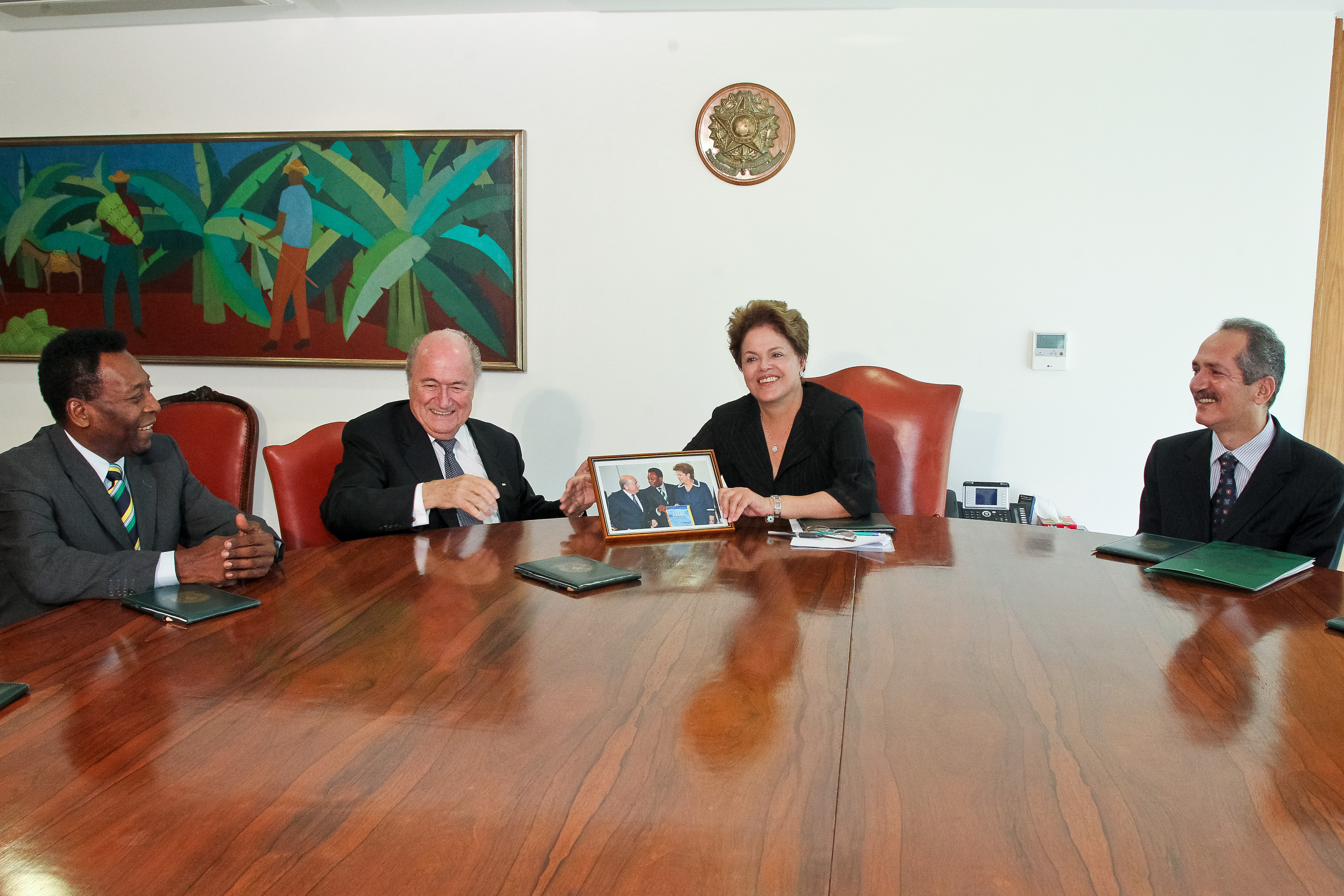  Presidenta Dilma Rousseff e o Ministro do Esporte Aldo Rebelo recebem Joseph Blatter Presidente da Fifa e o  Pelé. Brasília - DF, 16/03/2012