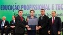 Presidenta Dilma Rousseff entrega placa inaugural do Campus do Instituto Federal de Educação Profissional, Ciência e Tecnológica do Piauí no Município de Campo Maior ao Reitor Paulo Henrique Gomes de Lima, que a recebe acompanhado do Diretor-Geral do do referido campus, Washington Moura Barbosa e o Prefeito de Campo Maior, Paulo César de Sousa Martins durante lançamento da segunda etapa do Pronatec - Programa Nacional de Acesso ao Ensino Técnico e Emprego - e celebração dos novos campi de Institutos Federais de Educação Profissional, Ciência e Tecnologia. Brasília-DF, 18/06/2014