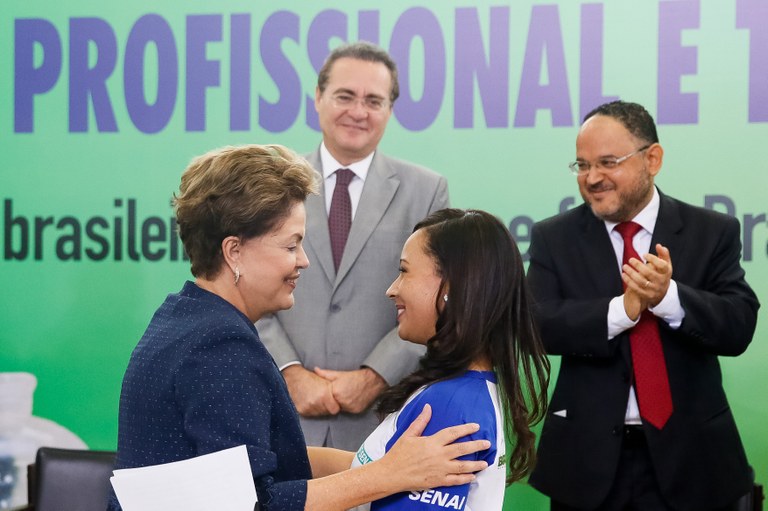 Presidenta Dilma Rousseff cumprimenta Cárita Cristiane Nepomuceno Almeida, técnica em edificação pelo SENAI durante lançamento da segunda etapa do Pronatec e celebração dos novos campi de Institutos Federais de Educação Profissional, Ciência e Tecnologia. Brasília-DF, 18/06/2014 Presidenta Dilma Rousseff cumprimenta Cárita Cristiane Nepomuceno Almeida, técnica em edificação pelo SENAI durante lançamento da segunda etapa do Pronatec e celebração dos novos campi de Institutos Federais de Educação Profissional, Ciência e Tecnologia. Brasília-DF, 18/06/2014