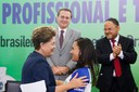 Presidenta Dilma Rousseff cumprimenta Cárita Cristiane Nepomuceno Almeida, técnica em edificação pelo SENAI durante lançamento da segunda etapa do Pronatec e celebração dos novos campi de Institutos Federais de Educação Profissional, Ciência e Tecnologia. Brasília-DF, 18/06/2014
