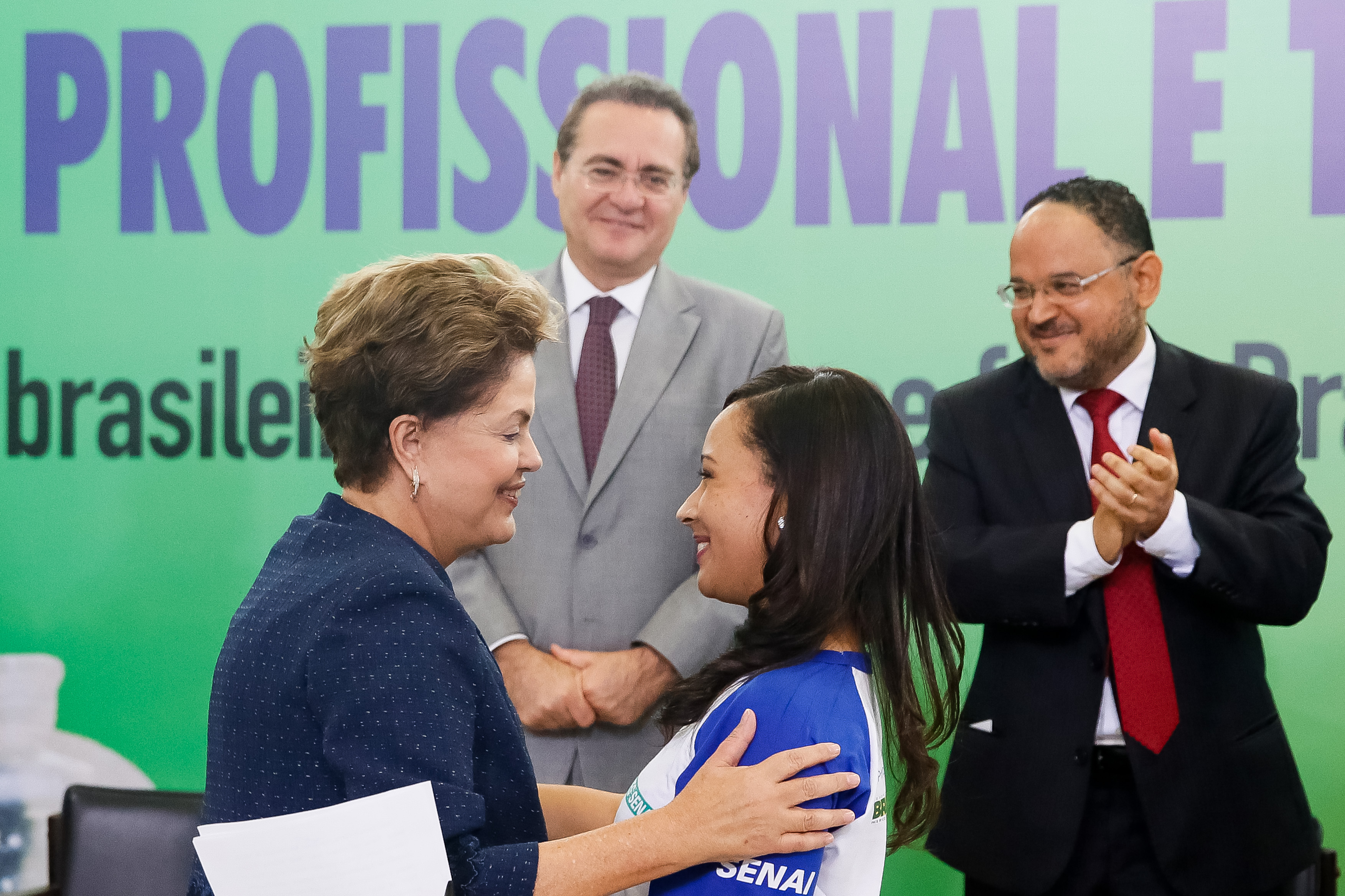 Presidenta Dilma Rousseff cumprimenta Cárita Cristiane Nepomuceno Almeida, técnica em edificação pelo SENAI durante lançamento da segunda etapa do Pronatec e celebração dos novos campi de Institutos Federais de Educação Profissional, Ciência e Tecnologia. Brasília-DF, 18/06/2014